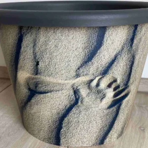 Dekorativer Pflanzentopf Spuren im Sand